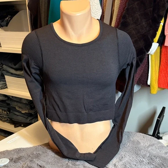 lululemon athletica Black Long Sleeve Crop Top - Picture 1 of 5